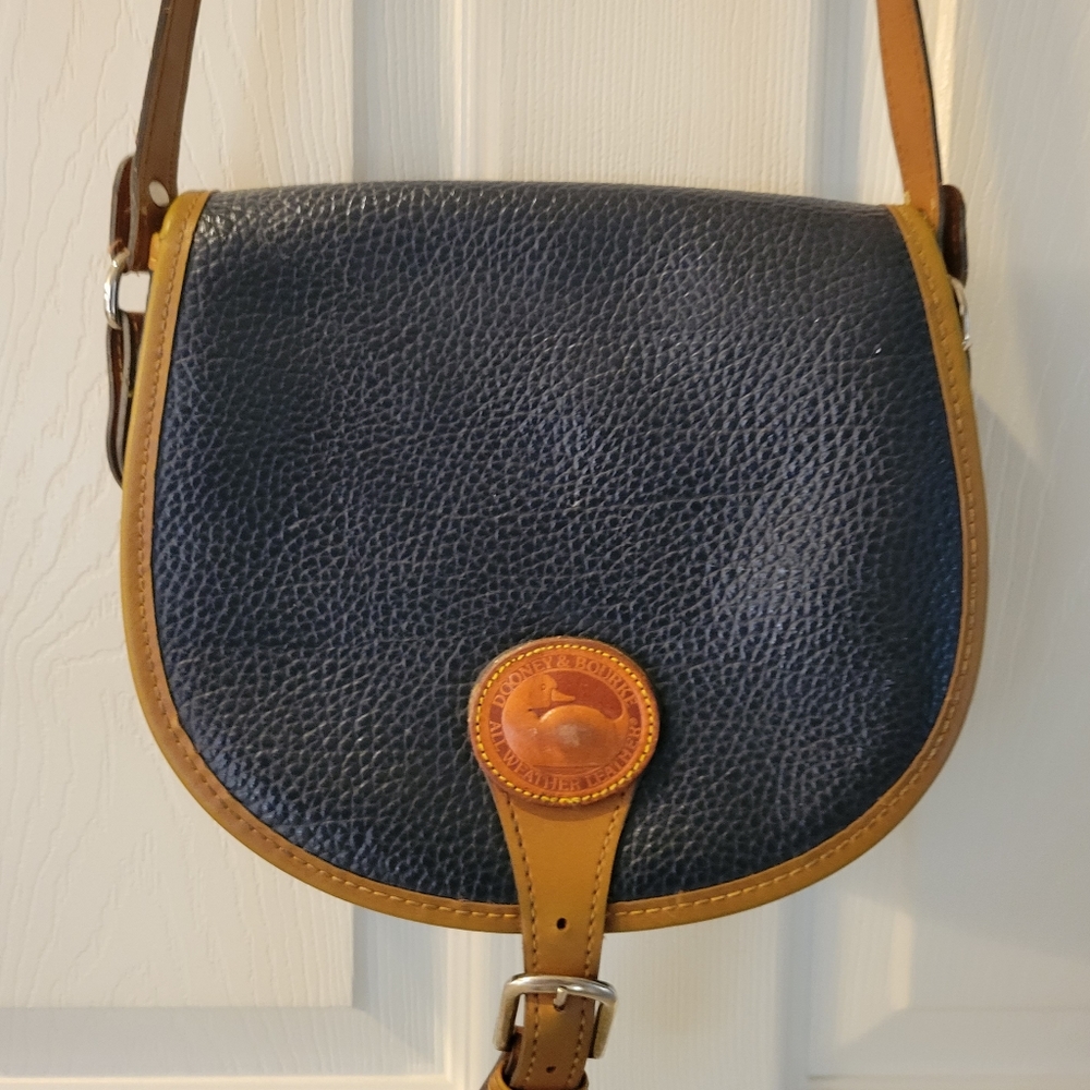 Vtg Dooney & Bourke medium saddle crossbody bag
